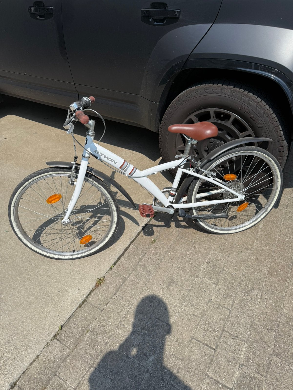 Vélo de ville B'Twin blanc | selle et poignées brunes, Vélos & Vélomoteurs, Enlèvement, Comme neuf, Femmes, Autres marques