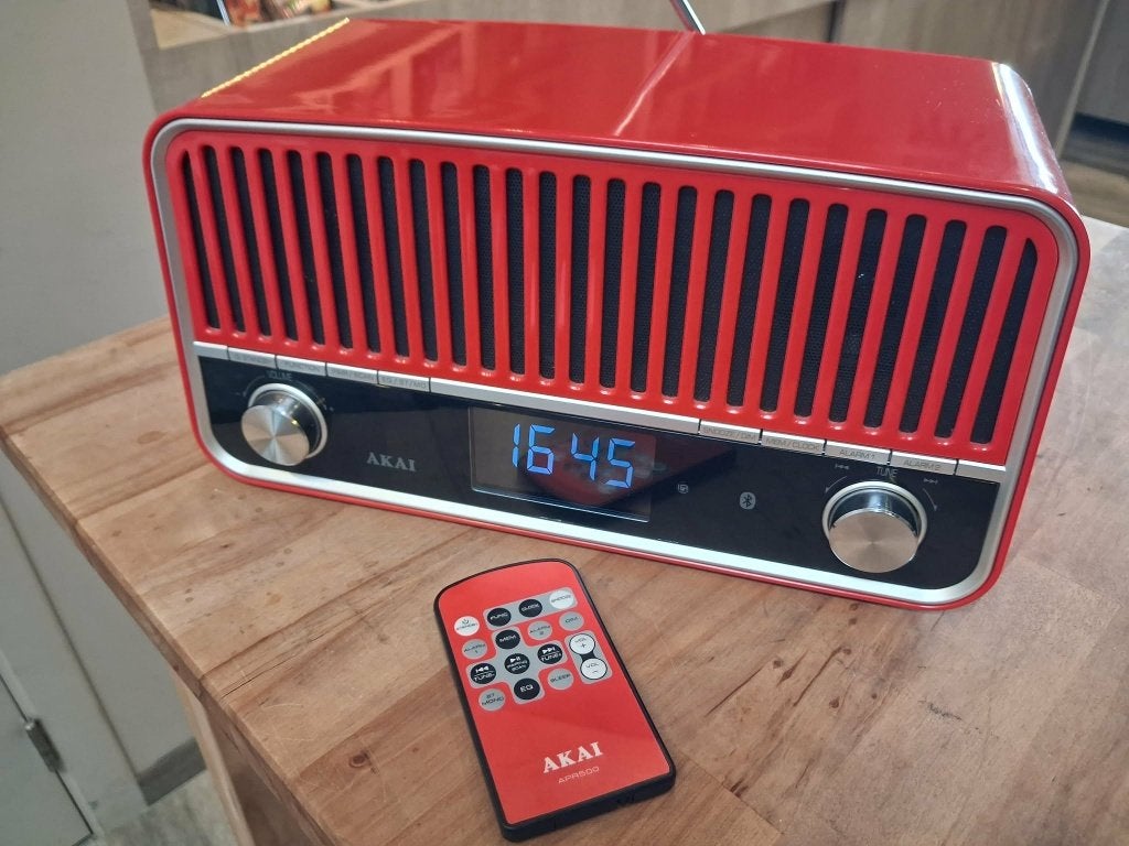 AKAI APR500 Retro Radio – Bluetooth & FM – Rood, Enlèvement ou Envoi, Comme neuf, Radio