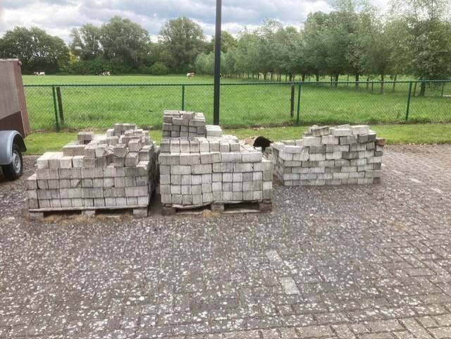 Gratis Betonnen klinkers ,voor info bellen naar 0474 480 708, Enlèvement, Utilisé, Béton, Briques