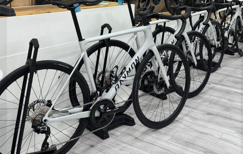 Vélo de Route Raymon carbone Shimano 12V 700 mm Beige Neuf, Vélos & Vélomoteurs, Vélos | Vélos de course, Neuf, Hommes, Carbone
