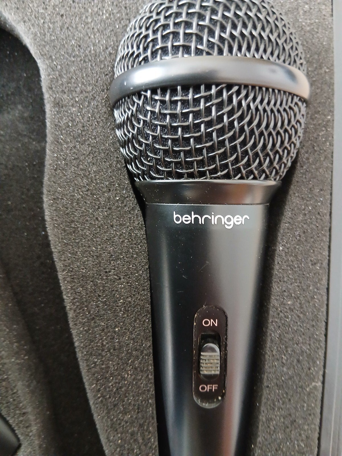 TE KOOP : 2 Behringermicro's + 4 microstatieven van Innox, Muziek en Instrumenten, Ophalen, Gebruikt, Zangmicrofoon