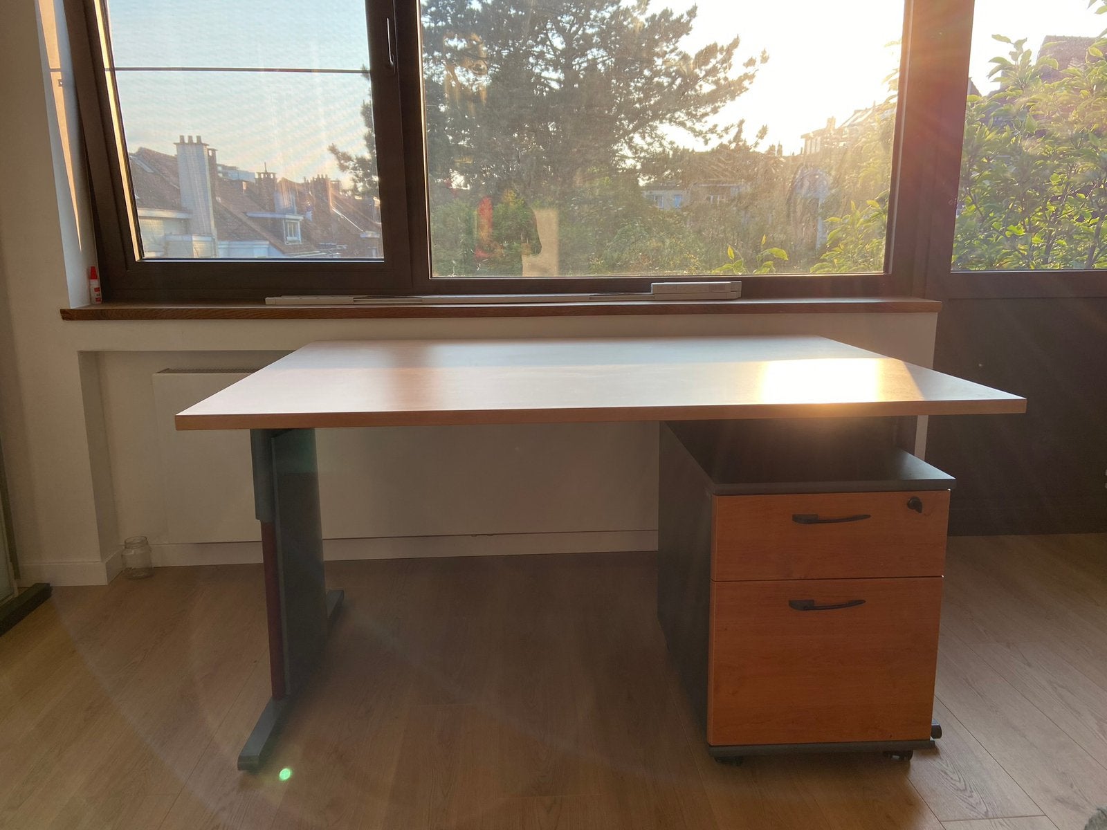 Bureau avec caisson à tiroirs – 140  100 cm, Huis en Inrichting, Bureaus, Ophalen, Gebruikt