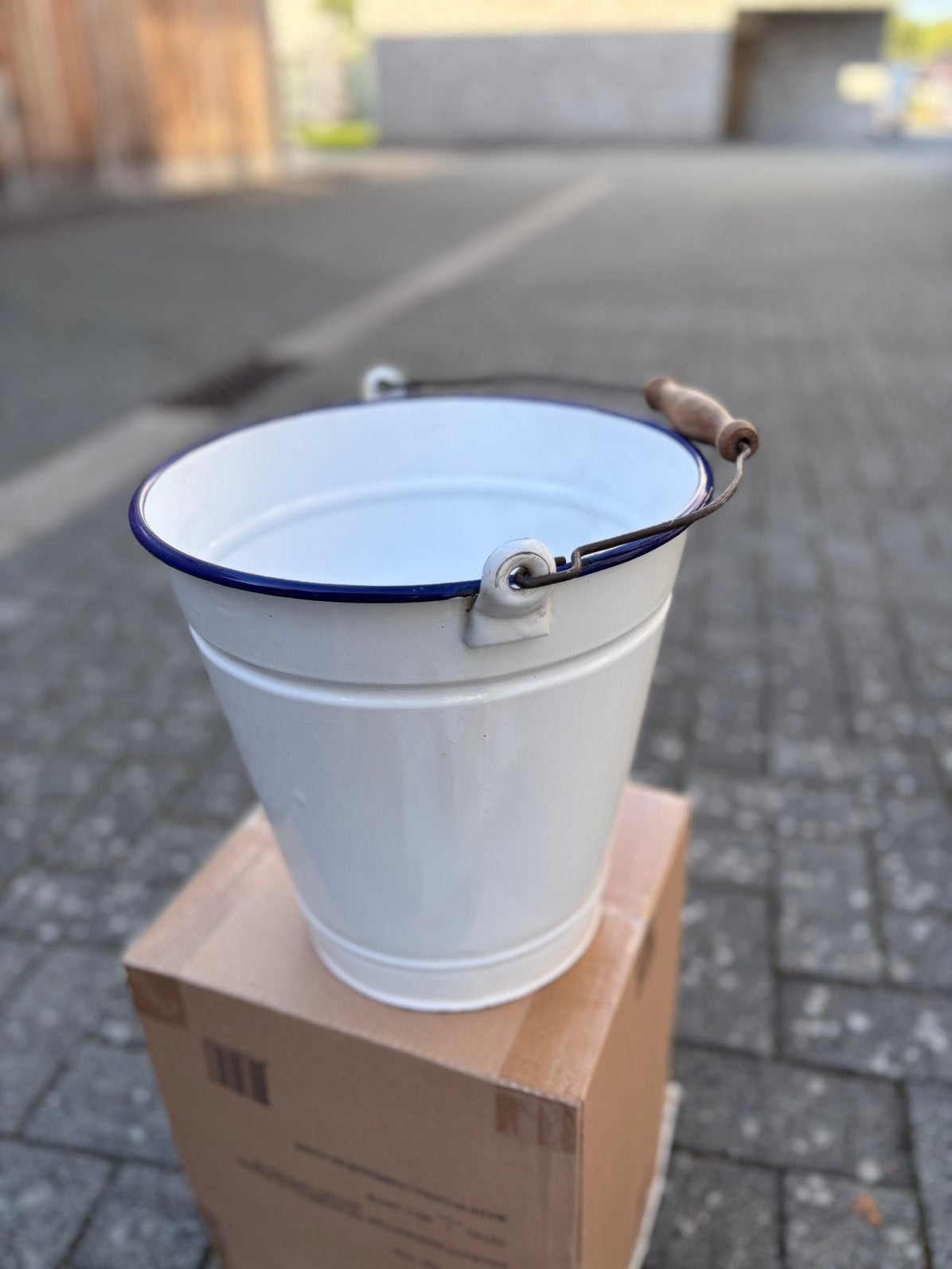 witte emaille emmer met blauwe rand en houten handgreep, Huis en Inrichting, Ophalen, Gebruikt
