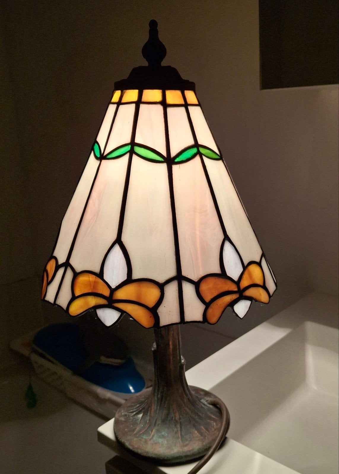 oude Tiffany tafellamp op bronzen boomstam voet , perfect ., Antiek en Kunst, Ophalen