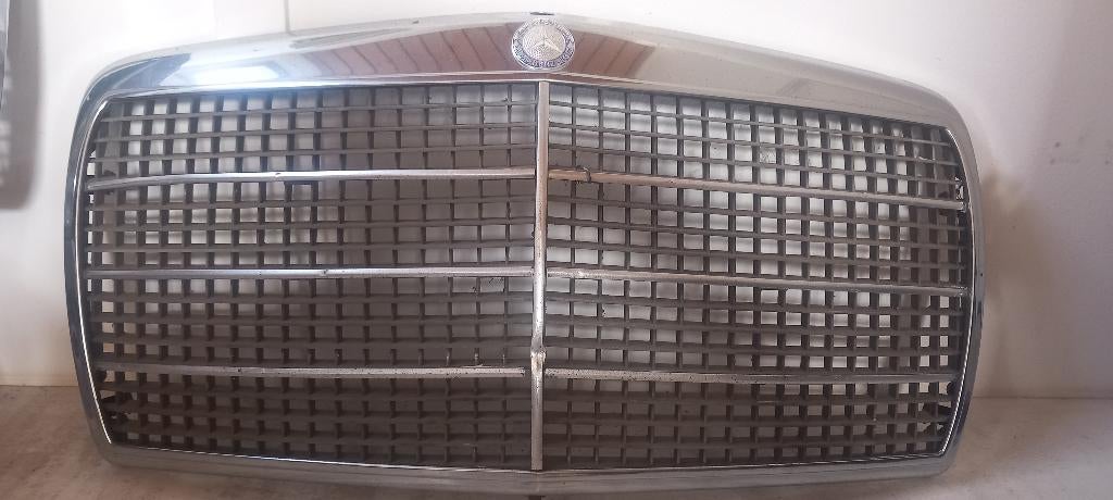 Mercedes W114 W115 /8 Grille Type 2 Origineel Compleet, Gebruikt, Voor, Mercedes-Benz, Ophalen of Verzenden