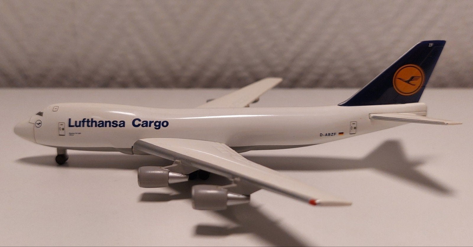 Boeing 747-200 Lufthansa Cargo Herpa Wings  à l'échelle 1/, Collections, Aviation, Enlèvement ou Envoi