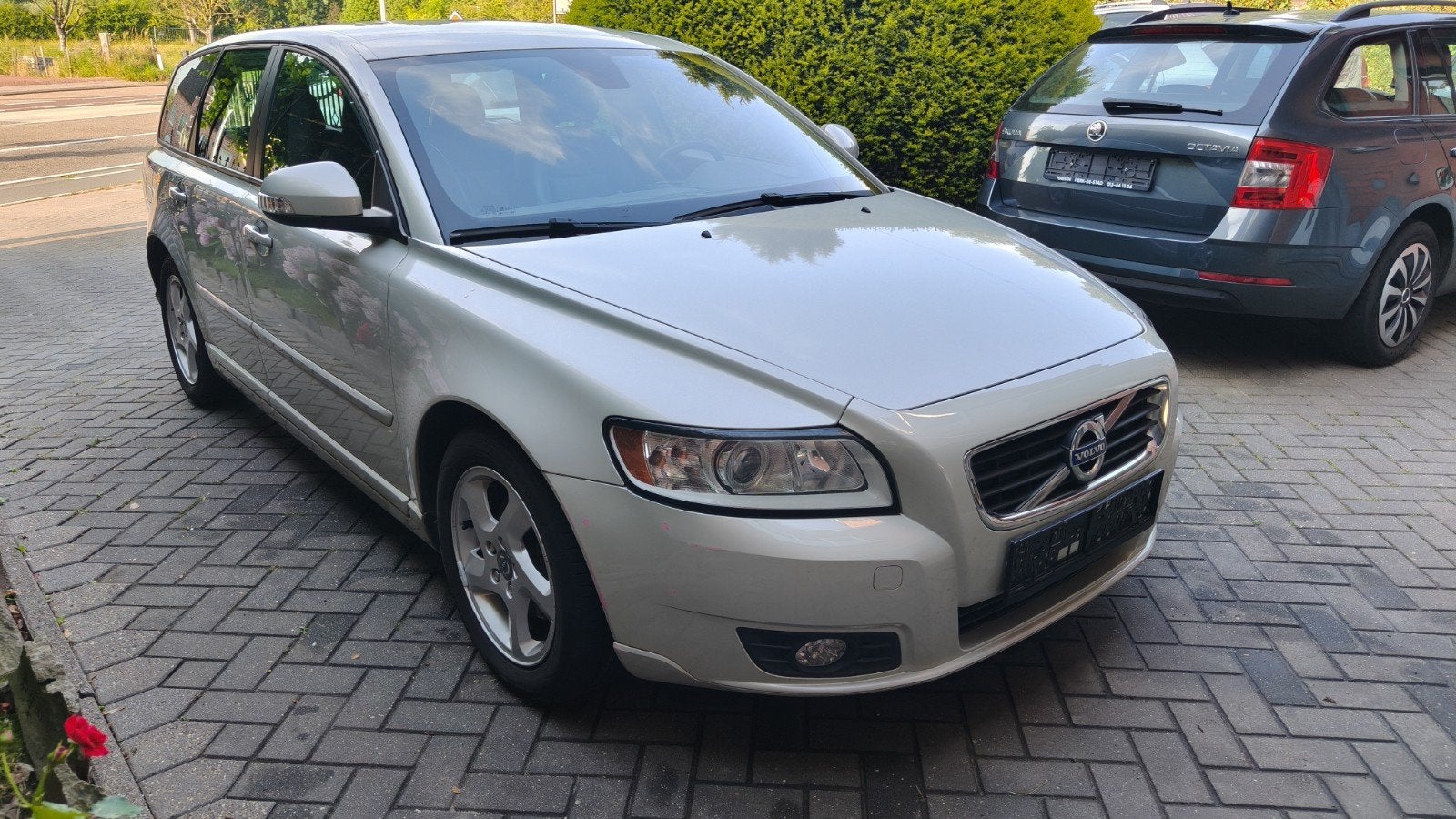 Volvo V50 1.6 Diesel 80 kw
Bj. 06.2012
(EXPORT), Euro 5, Zwart, 4 cilinders, Beige