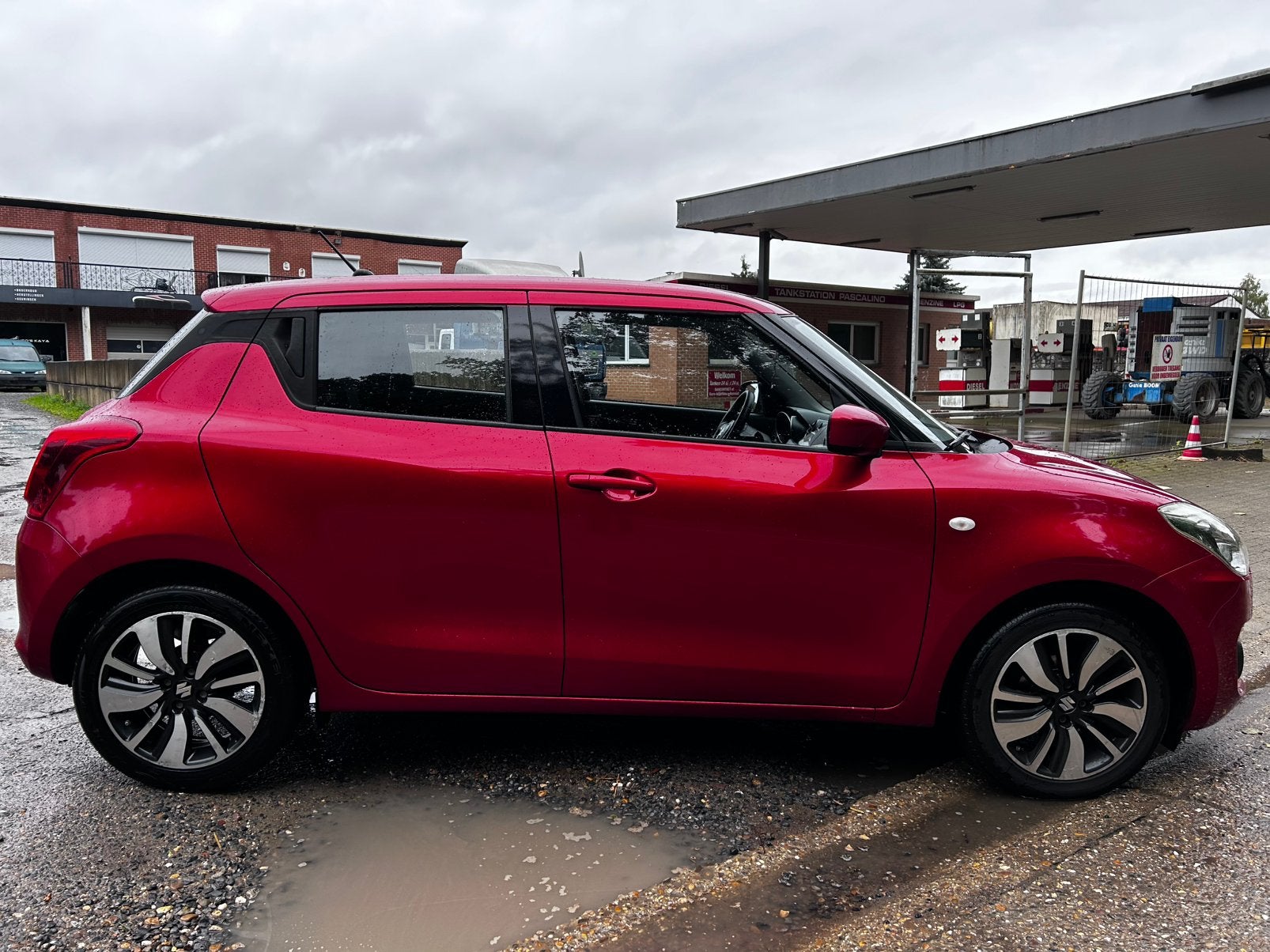 Suzuki Swift 1.2 essence km 220 000 bj 2018, Autos, Rouge, Achat, Euro 6, Entreprise
