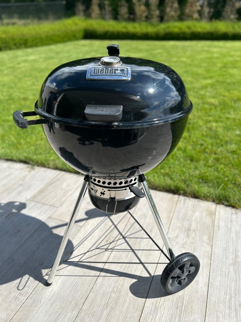 WEBER MASTER-TOUCH PREMIUM-HOUTSKOOLBARBECUE Ø 57 CM + PIZZA, Tuin en Terras, Houtskoolbarbecues, Gebruikt, Met accessoires, Ophalen