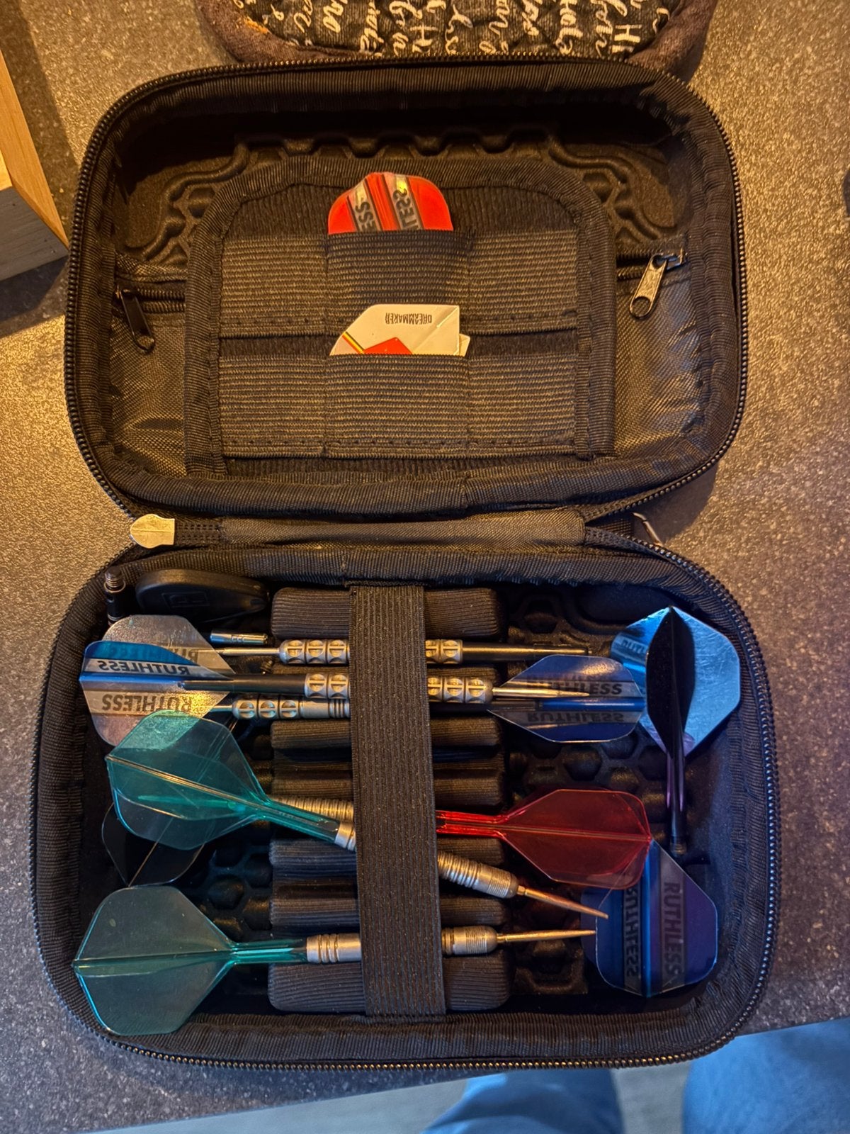 Darts pijlen + case, Sport en Fitness, Darts, Ophalen, Zo goed als nieuw, Pijlen