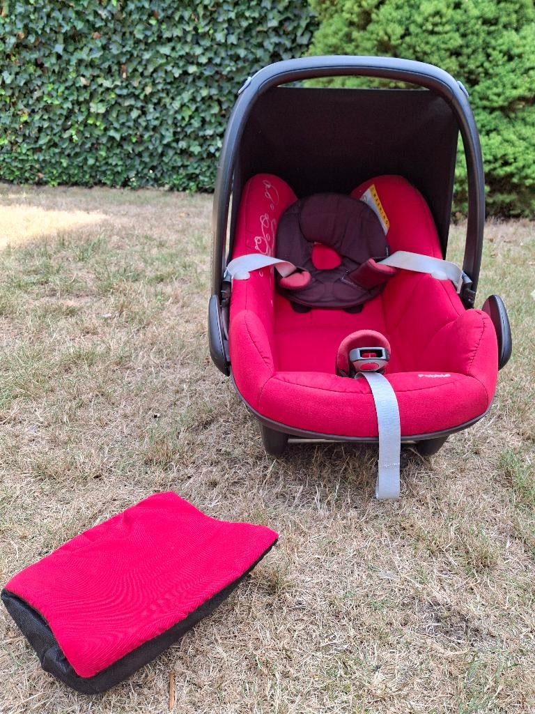 Maxi Cosi - Pebble - rood, Autogordel of Isofix, Zo goed als nieuw, Maxi-Cosi, Ophalen