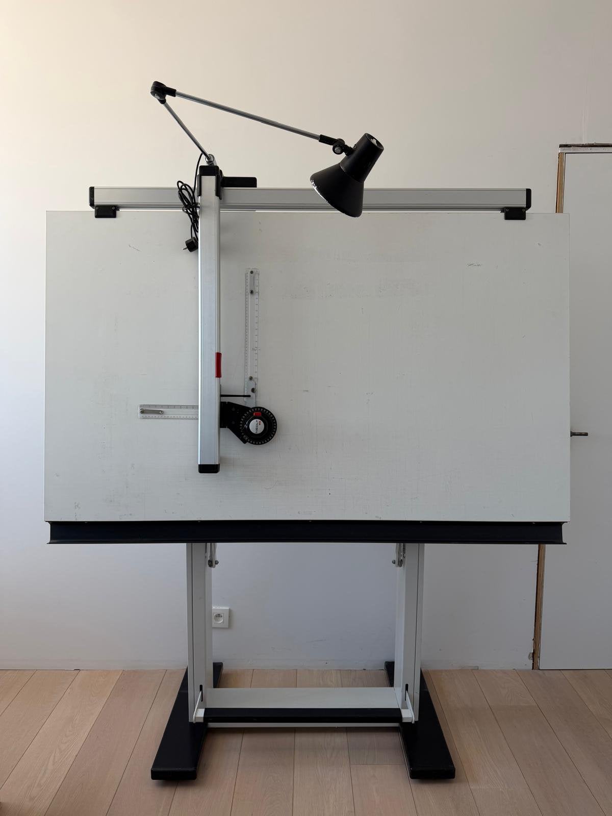 Professionele Neolt tekentafel met tekenmachine en lamp, Doe-het-zelf en Bouw, Tekentafels, Ophalen, Zo goed als nieuw
