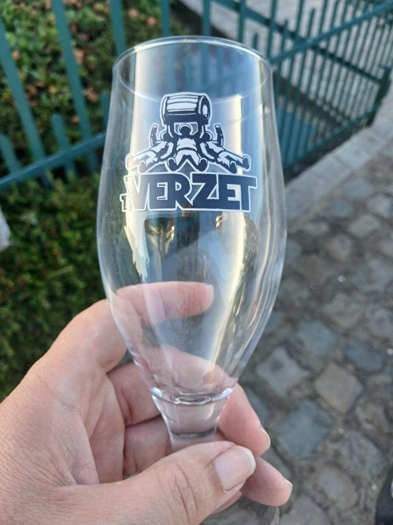 1 glas het verzet, Verzamelen, Ophalen