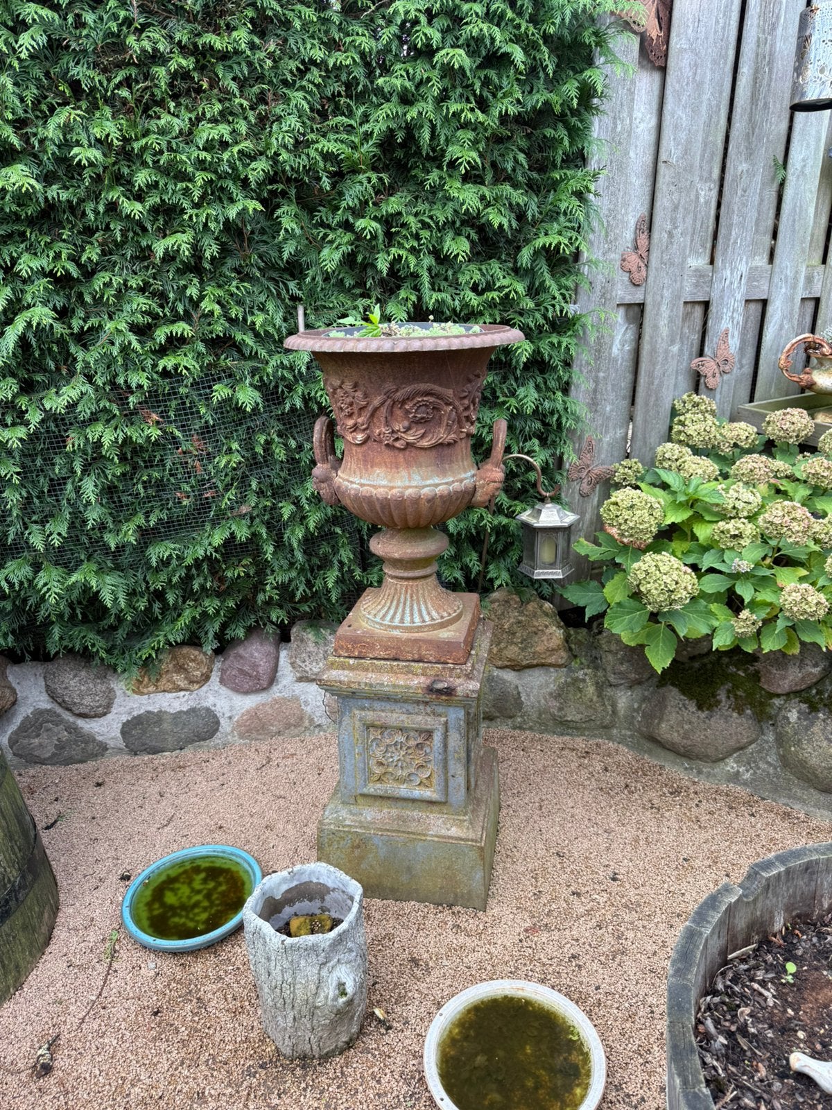 gietijzeren tuinvaas op sokkel, Tuin en Terras, Ophalen, Zo goed als nieuw