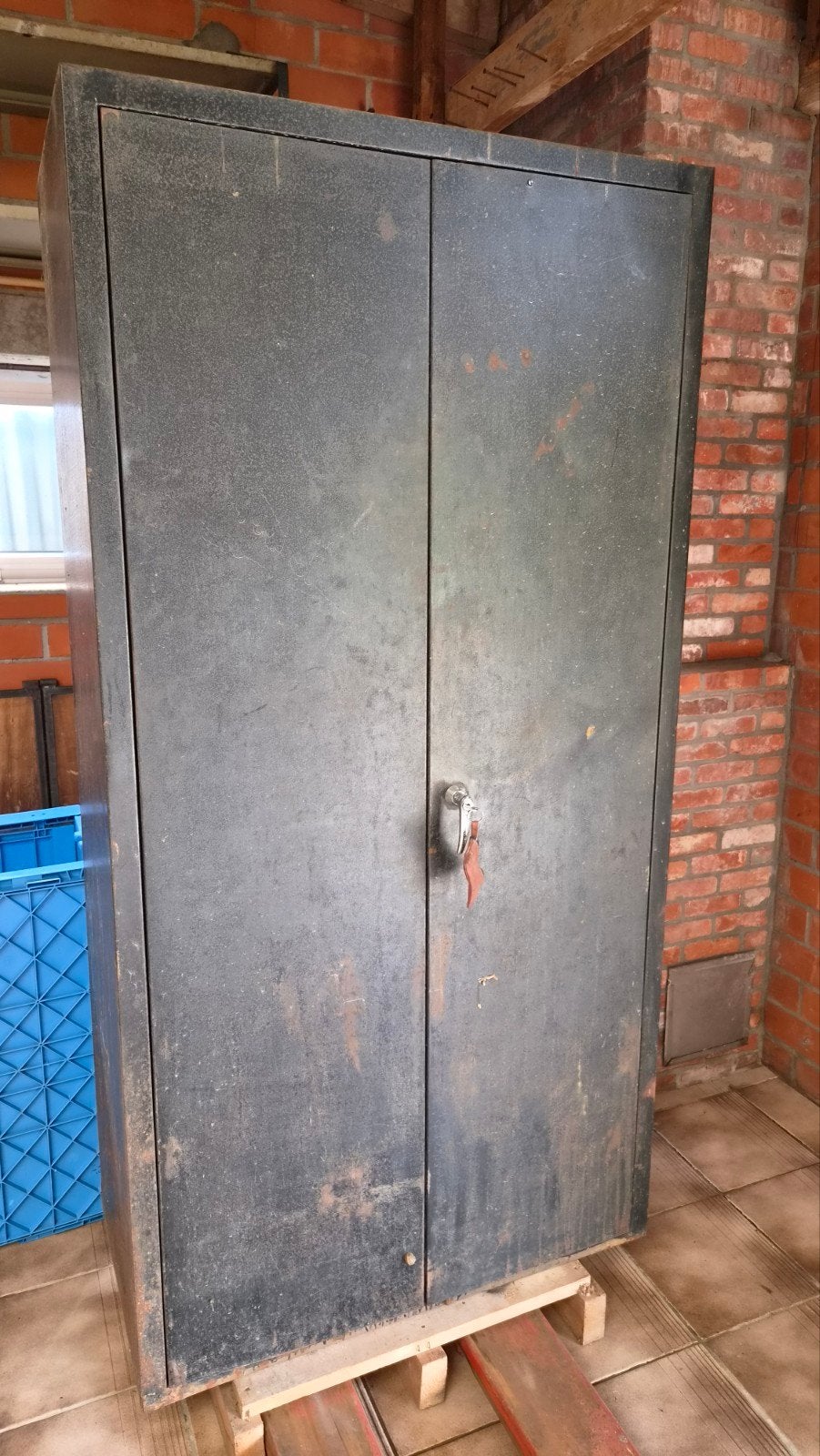 Metalen kast met sleutel, Ophalen
