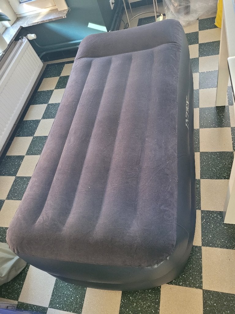 Opblaasbare matras, Caravanes & Camping, Matelas pneumatiques, Enlèvement, Pompe intégrée, Comme neuf, 1 personne