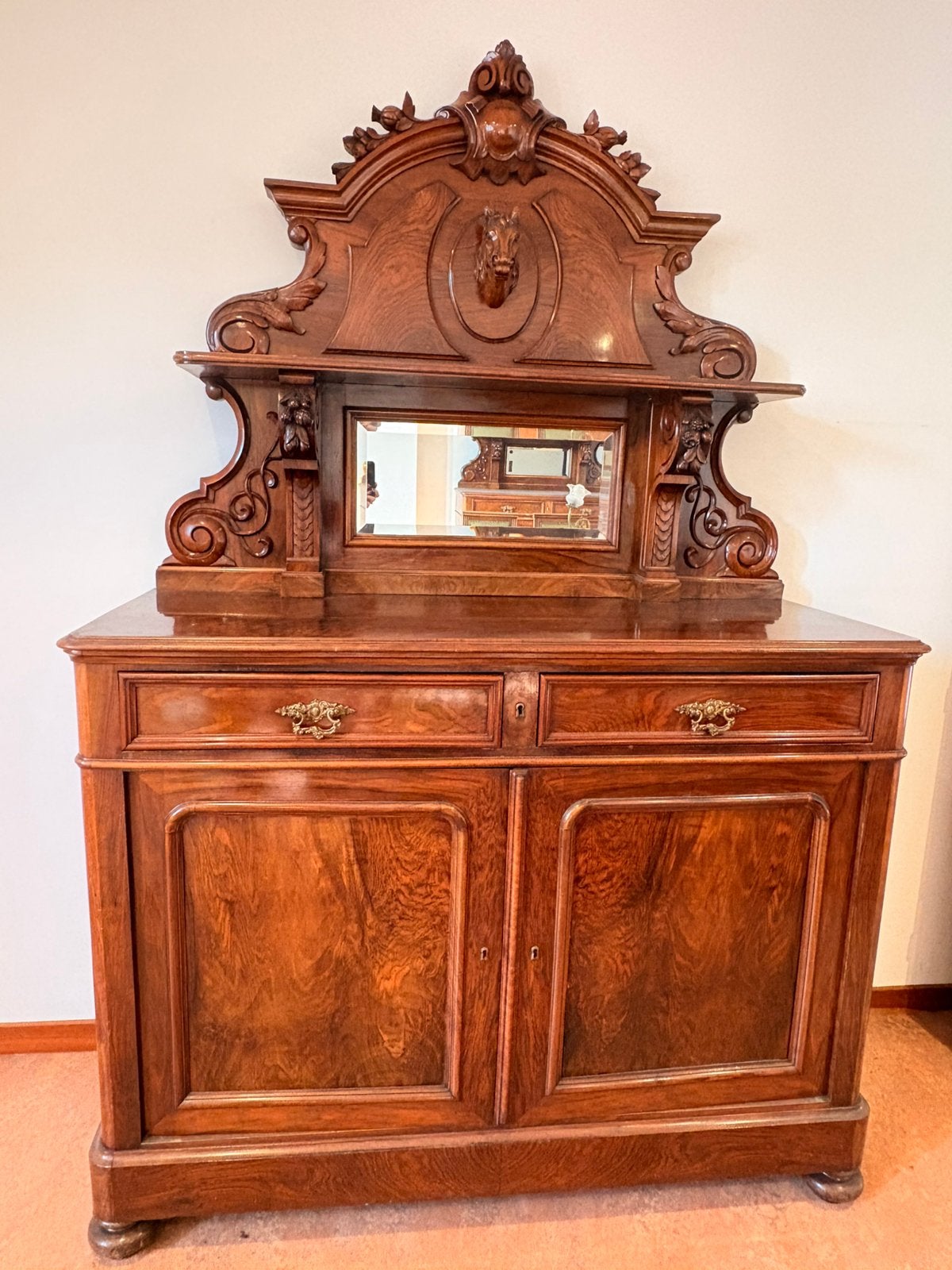 Buffet ancien avec miroir et sculptures — Noyer, Enlèvement