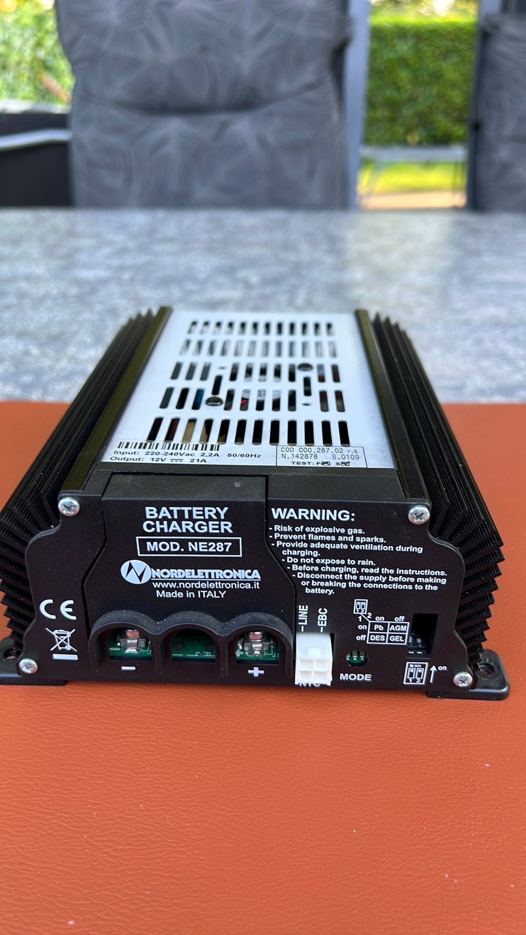 Camper batterijlader te koop wegens plaatsen lithiumlader, Ophalen, Zo goed als nieuw