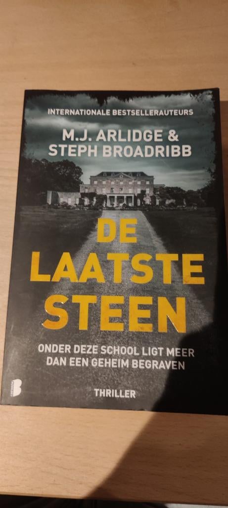 M.J. Arlidge - De laatste steen, Ophalen, M.J. Arlidge; Steph Broadribb