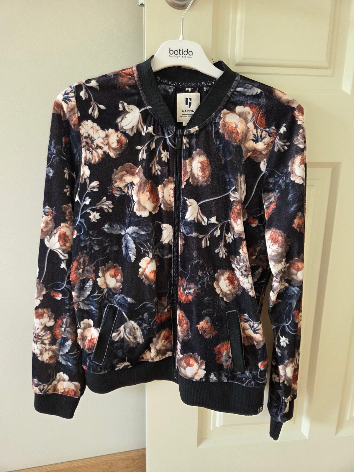 zwart vest met bloemen garcia maat 176, Enfants & Bébés, Enlèvement ou Envoi, Pull ou Veste, Comme neuf, Garcia