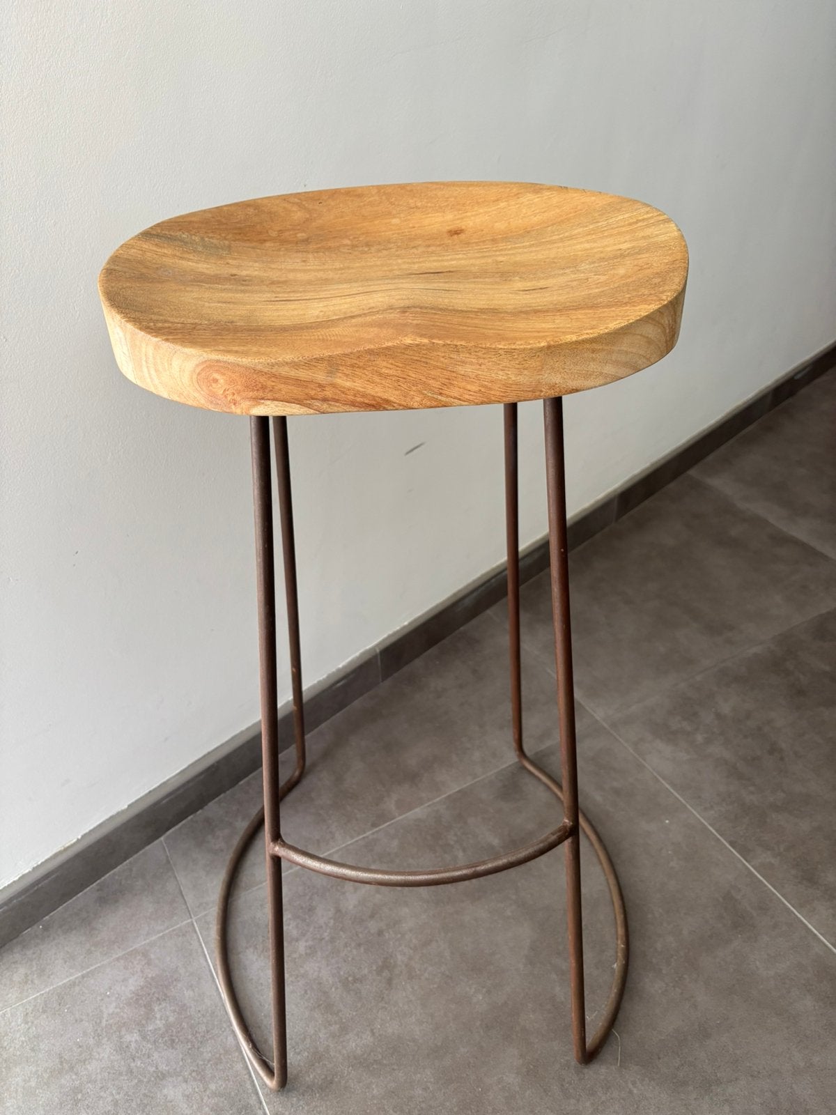 Barkruk met houten zitting en metalen poten, Comme neuf, Enlèvement, Bois, 60 à 90 cm