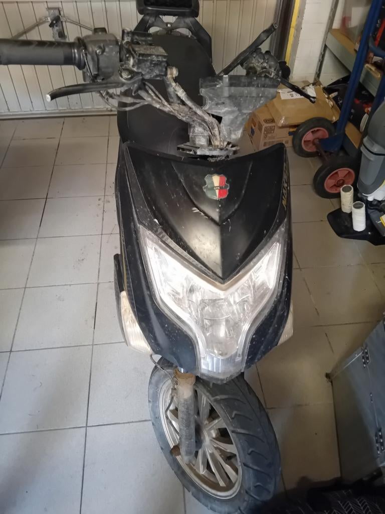 Scooter a klasse tekoop gts  enzo naked, Fietsen en Brommers, Ophalen