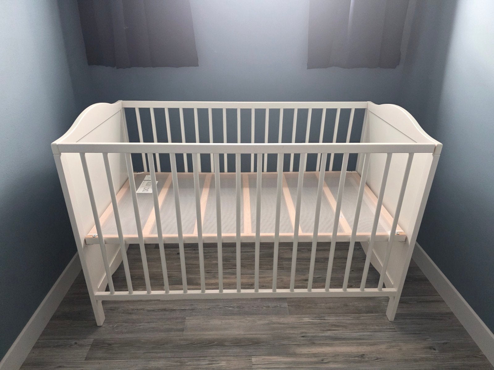Babybedje IKEA SMÅGÖRA, wit, 60x120cm + matrasje IKEA!, Ophalen, Zo goed als nieuw
