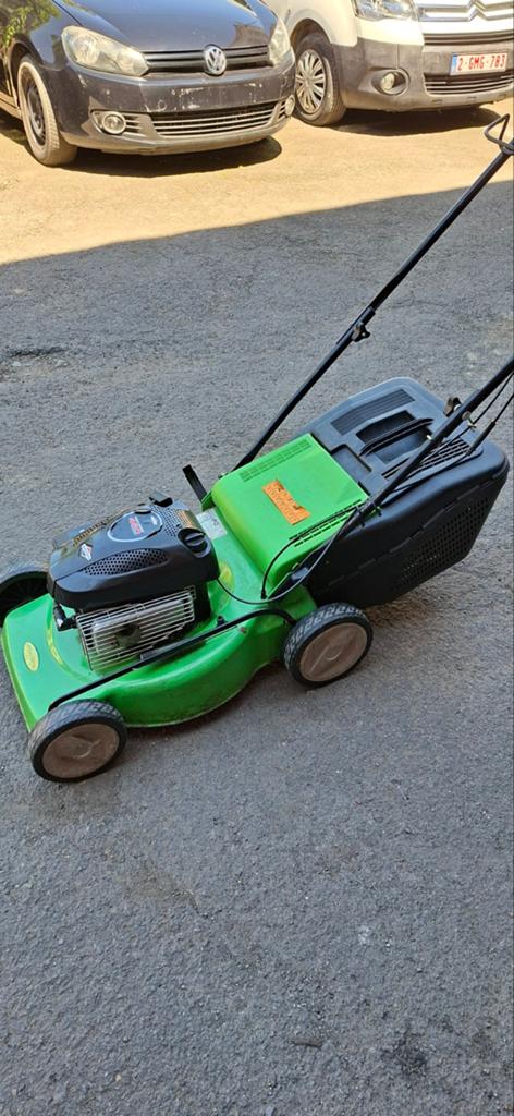 Tondeuse à gazon thermique (marque : Briggs & Stratton), Bac de ramassage