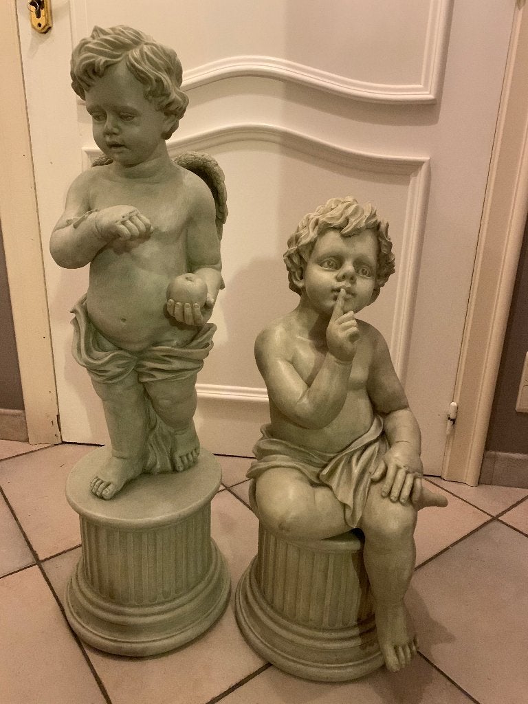 2 grote engelen / putti beelden op sokkel – 80 & 66 cm, Ophalen, Op sokkel, Grijs