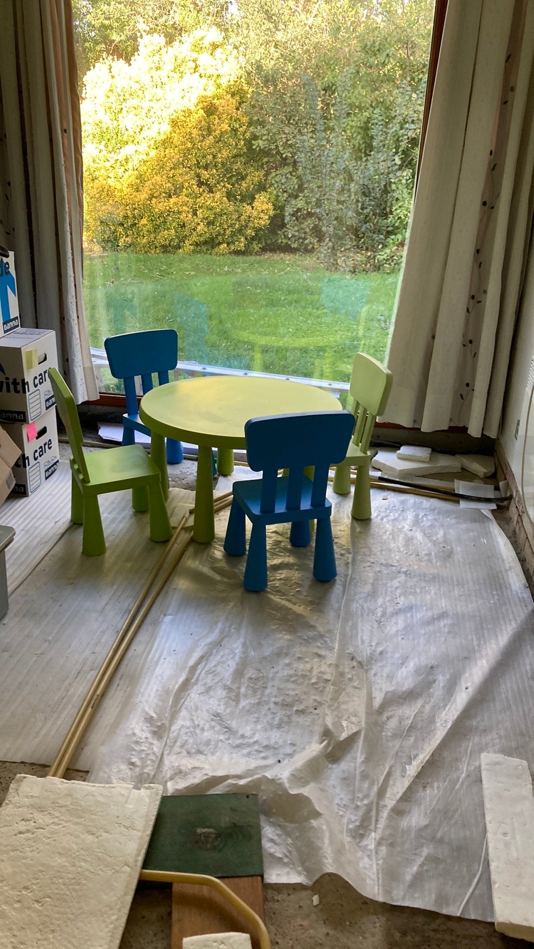Kleuter tafeltje met 4 stoelen, Ophalen, Losse elementen, Zo goed als nieuw, Meerkleurig