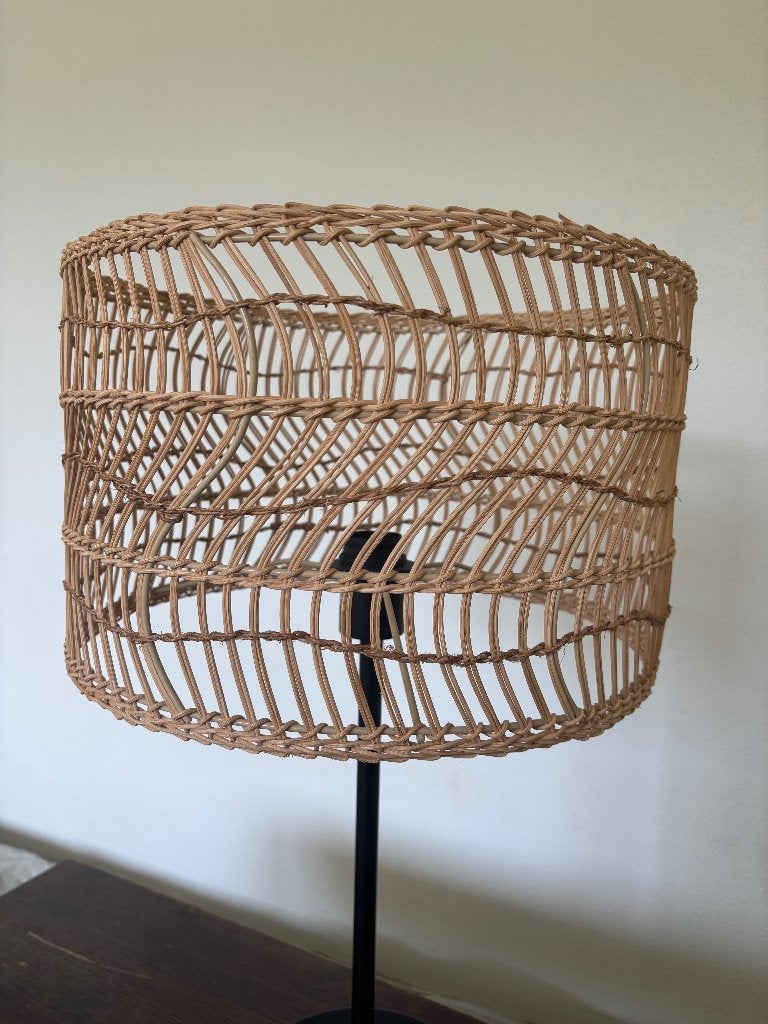 Lampe de table Maisons du Monde | Métal noir et rotin, Autres styles, Métal, Comme neuf, 59 cm