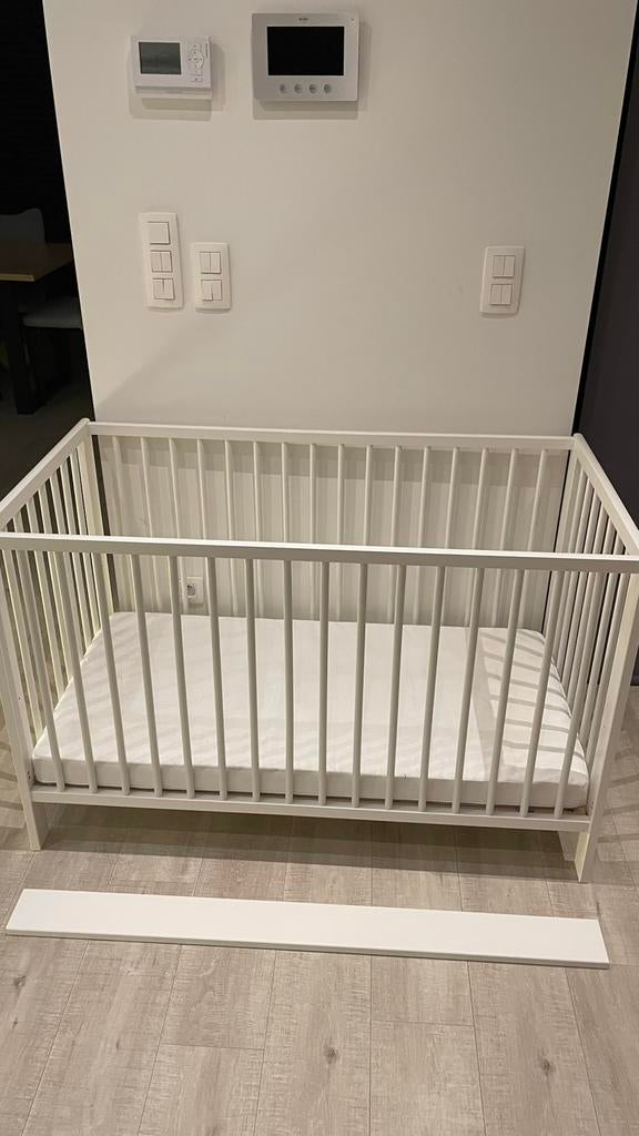 Babybedje IKEA inclusief Matras IKEA, Kinderen en Baby's, Ophalen, Zo goed als nieuw, Rechthoekig, In hoogte verstelbaar