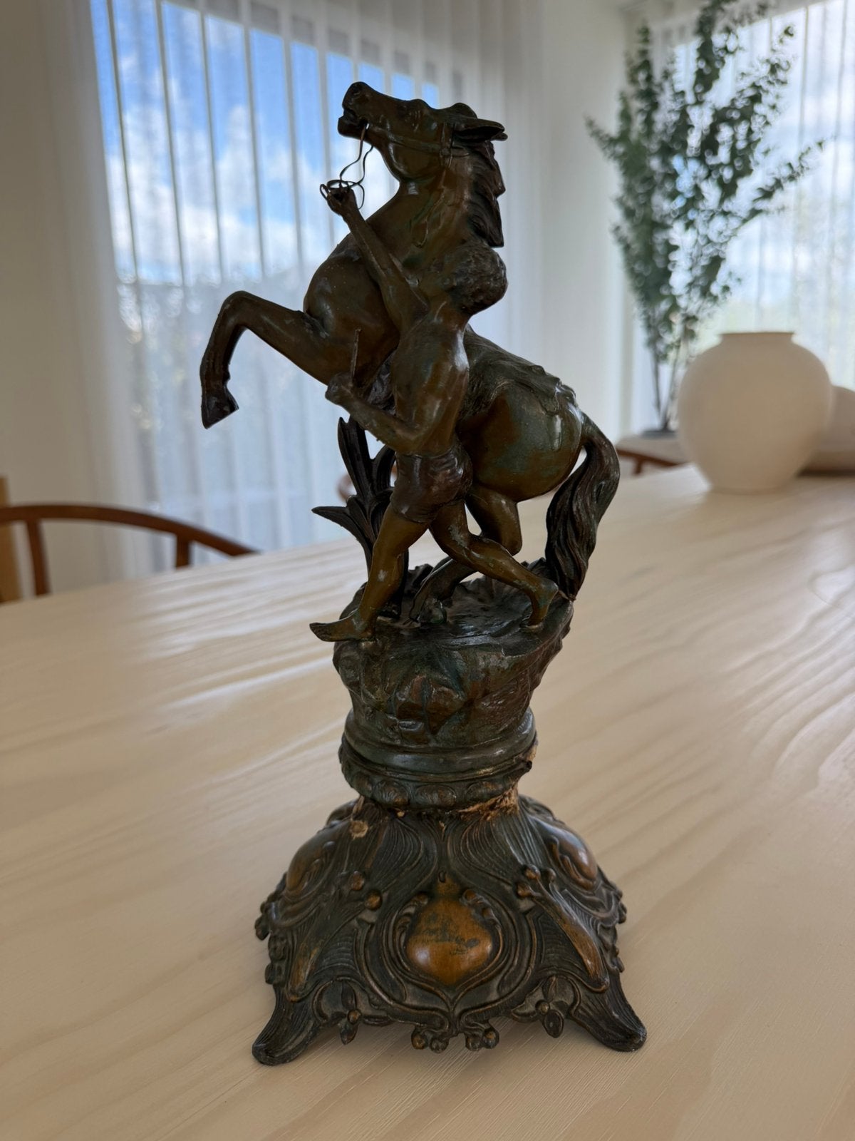 Paar antieke paardenbeelden met figuren – ca. 1900, Enlèvement, Comme neuf, Marron