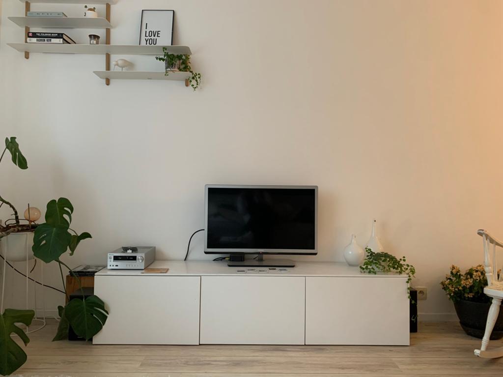 IKEA Besta tv kast met uniek blad, Ophalen, Zo goed als nieuw