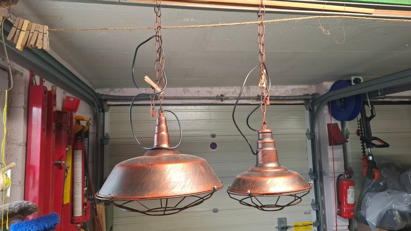 Twee hang lampen, Ophalen