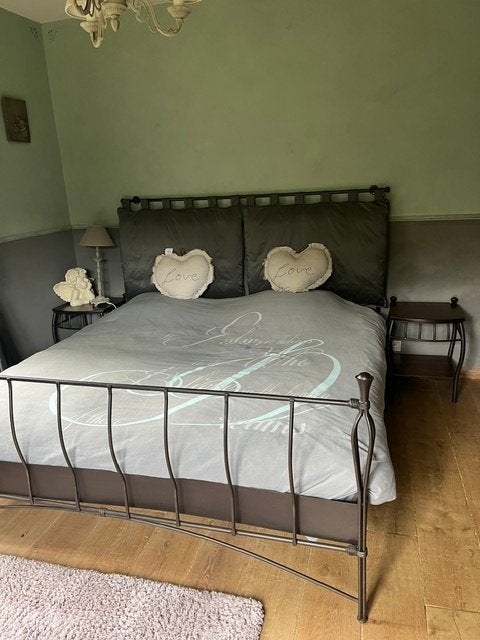 metalen bed met 2 nachtkastjes en stoffen bedwand, Enlèvement, Comme neuf, Deux personnes, Métal
