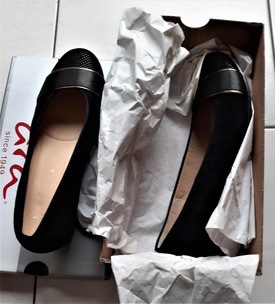 Te koop: Nieuw! Mooie zwarte suède schoenen van "Ara" 39., Ophalen, Schoenen met lage hakken, Zwart, Nieuw