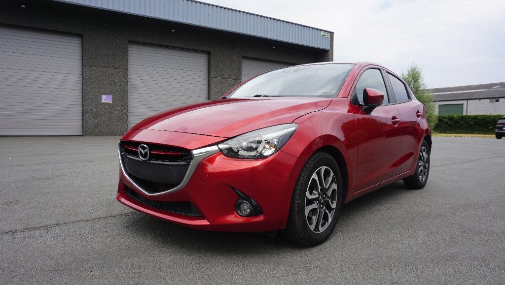 Mazda 2 90Pk Play Edition Plus 89.630 km Navi Led Cruise, Autos, Mazda, Rouge, Achat, Euro 6, Boîte manuelle