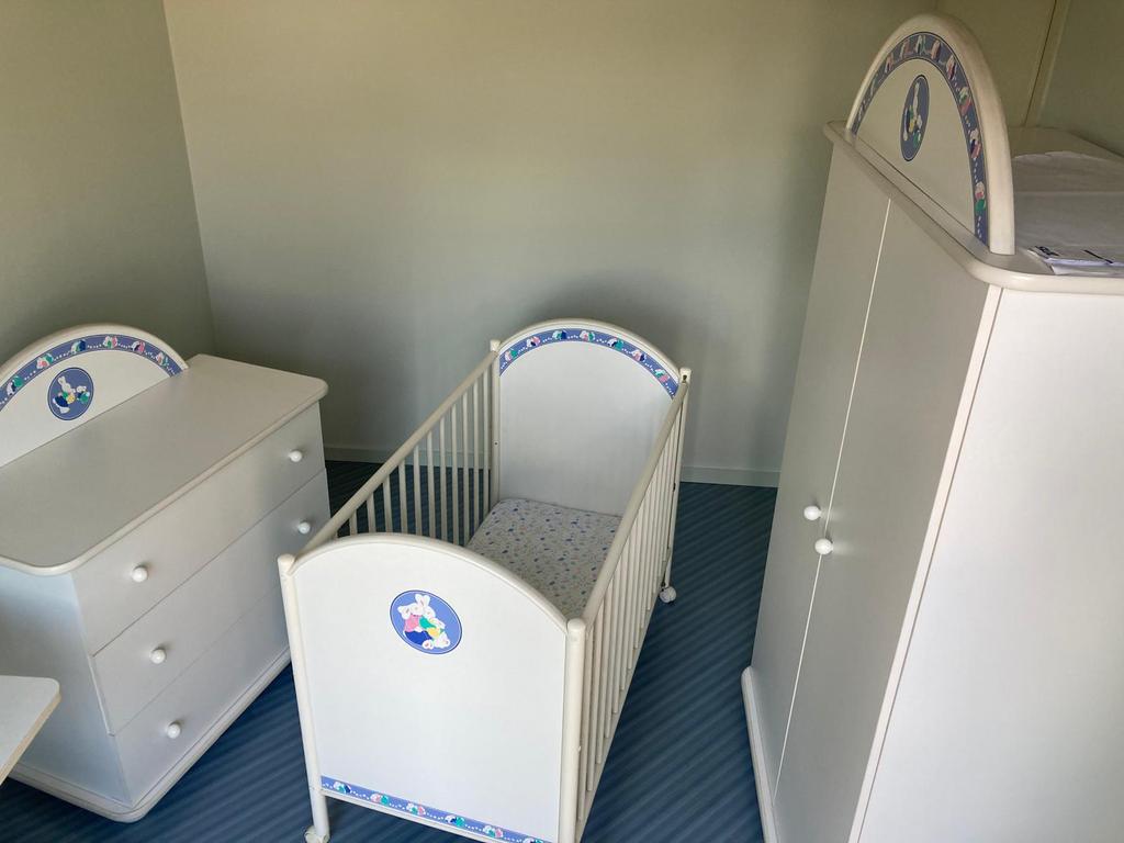 Mooie babykamer “Happy Days” bedje(3standen),commode, kast, Ophalen, Zo goed als nieuw, Jongetje of Meisje