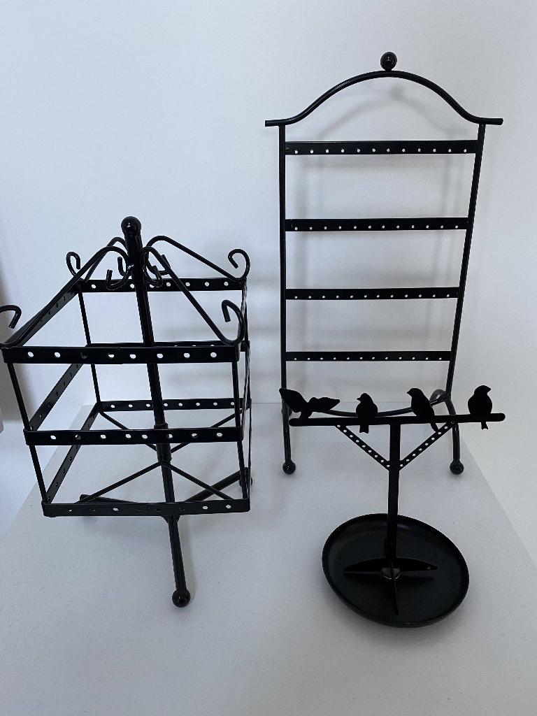 Juwelenrekjes zo goed als nieuw - 3 stuks voor €25, Bijoux, Sacs & Beauté, Boucles d'oreilles, Enlèvement, Noir