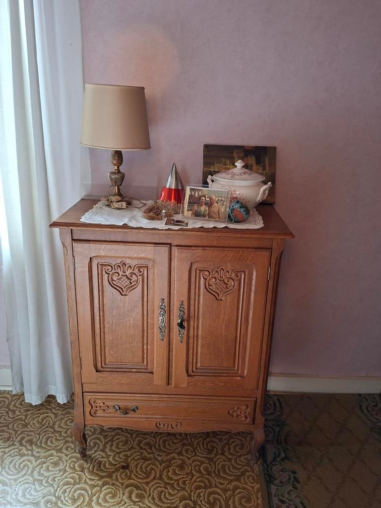 Petit Meuble chêne 80x100x44cm ce trouve à Louviere, Ophalen