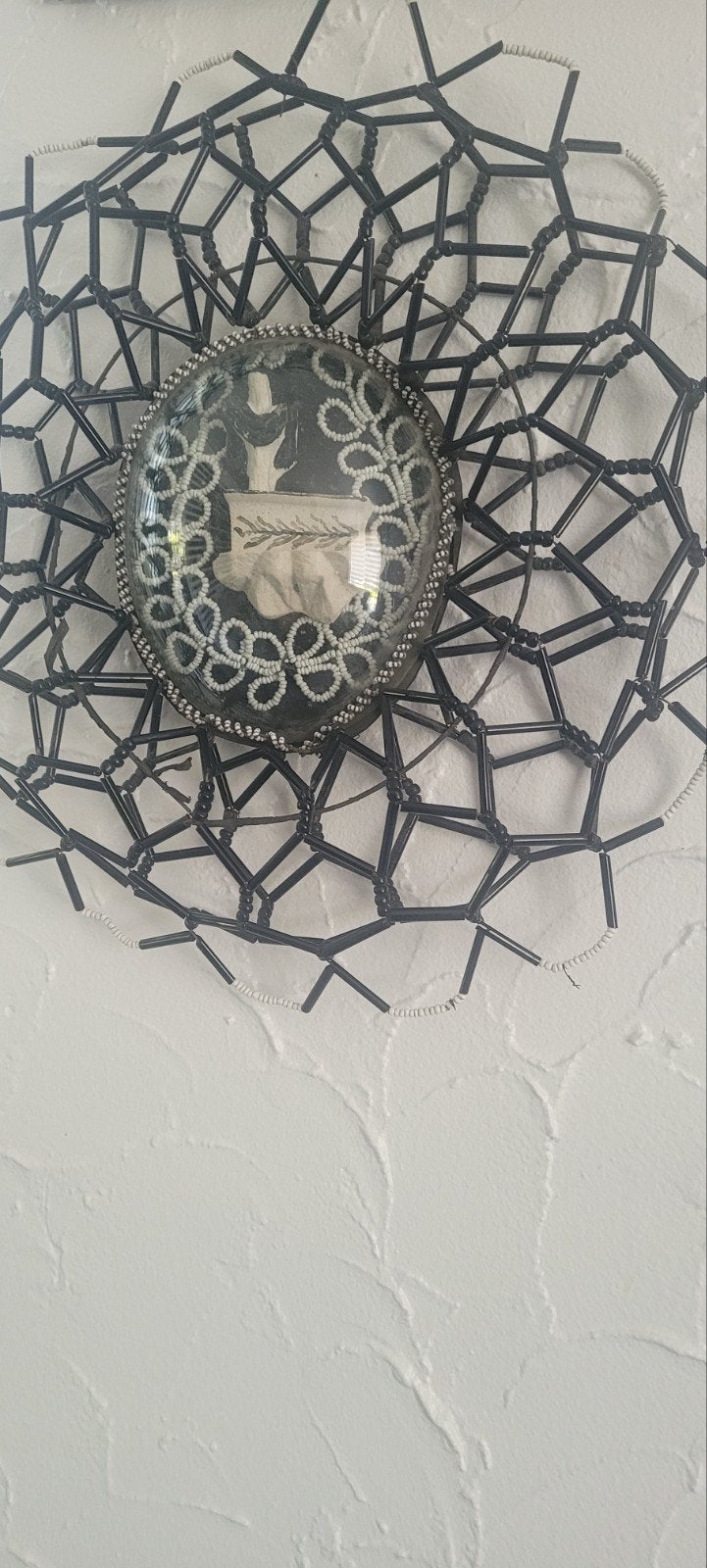 Ancienne couronne mortuaire en perles de verre. Art funérai, Antiquités & Art, Antiquités | Objets religieux, Enlèvement ou Envoi