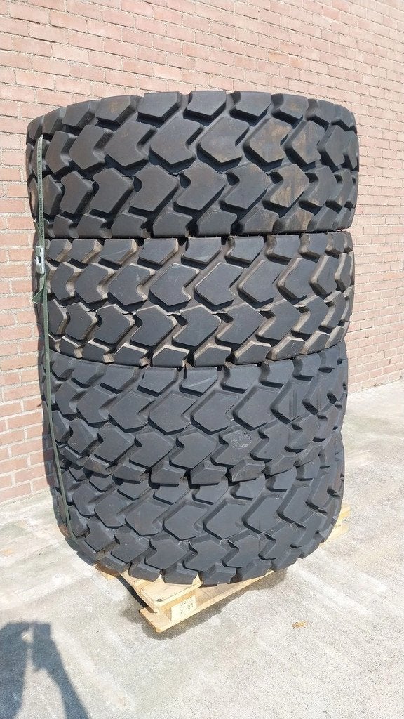 Goodyear titan 20.5R25 tires / Made in US / Unused / 24x, Articles professionnels