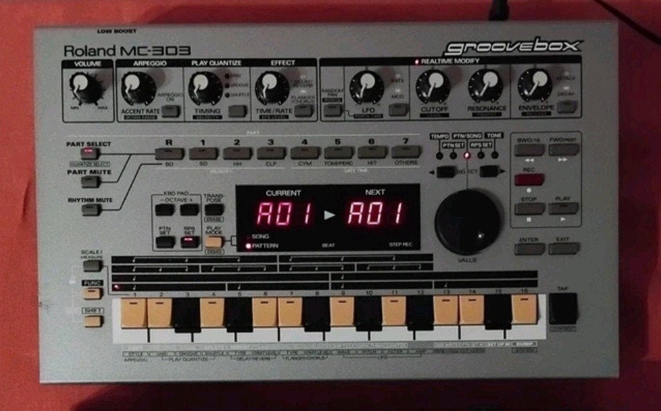 Roland MC-303 Groovebox – Vintage Techno / Electro Machine, Muziek en Instrumenten, Drumstellen en Slagwerk, Gebruikt, Roland