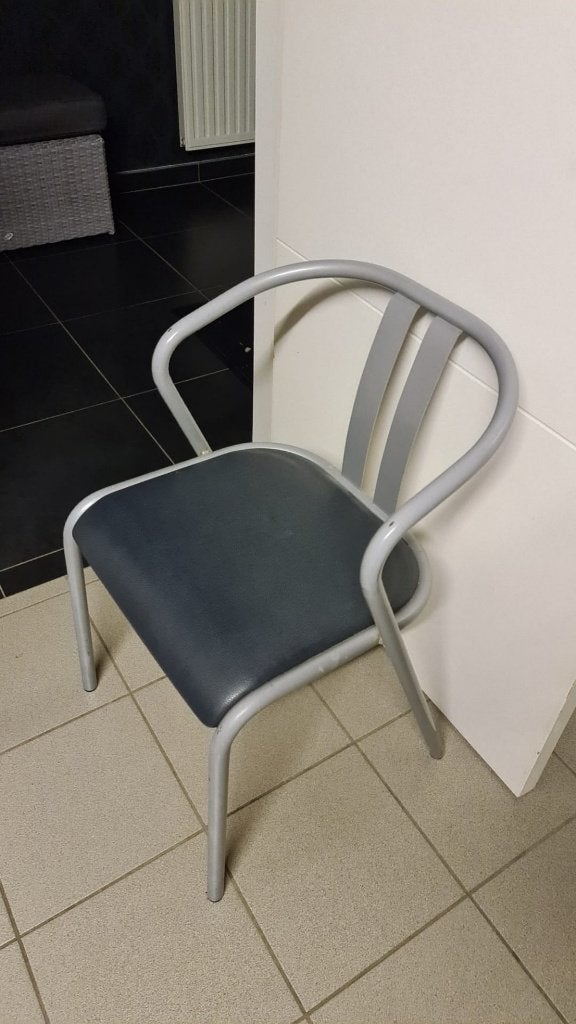 Fauteuil en métal avec assise noire - robuste et pratique, Gris, Comme neuf, Enlèvement, Métal