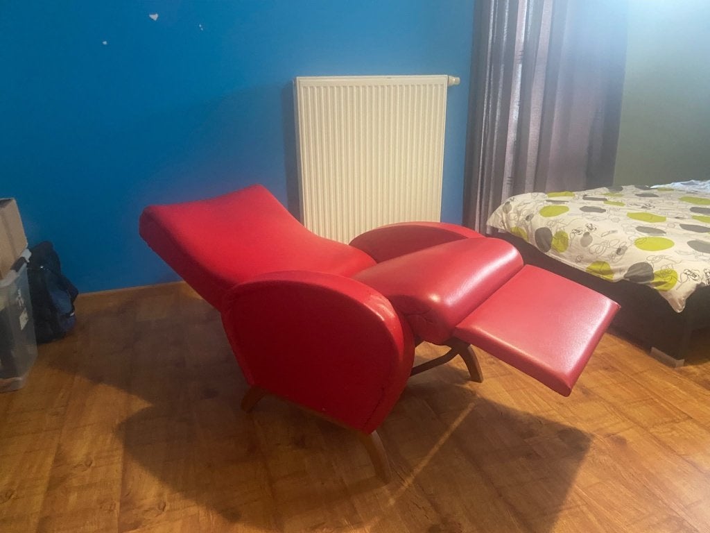 Rode relaxzetel met voetensteun – verstelbare loungestoel, Huis en Inrichting, Ophalen, Gebruikt, Hout, Retro