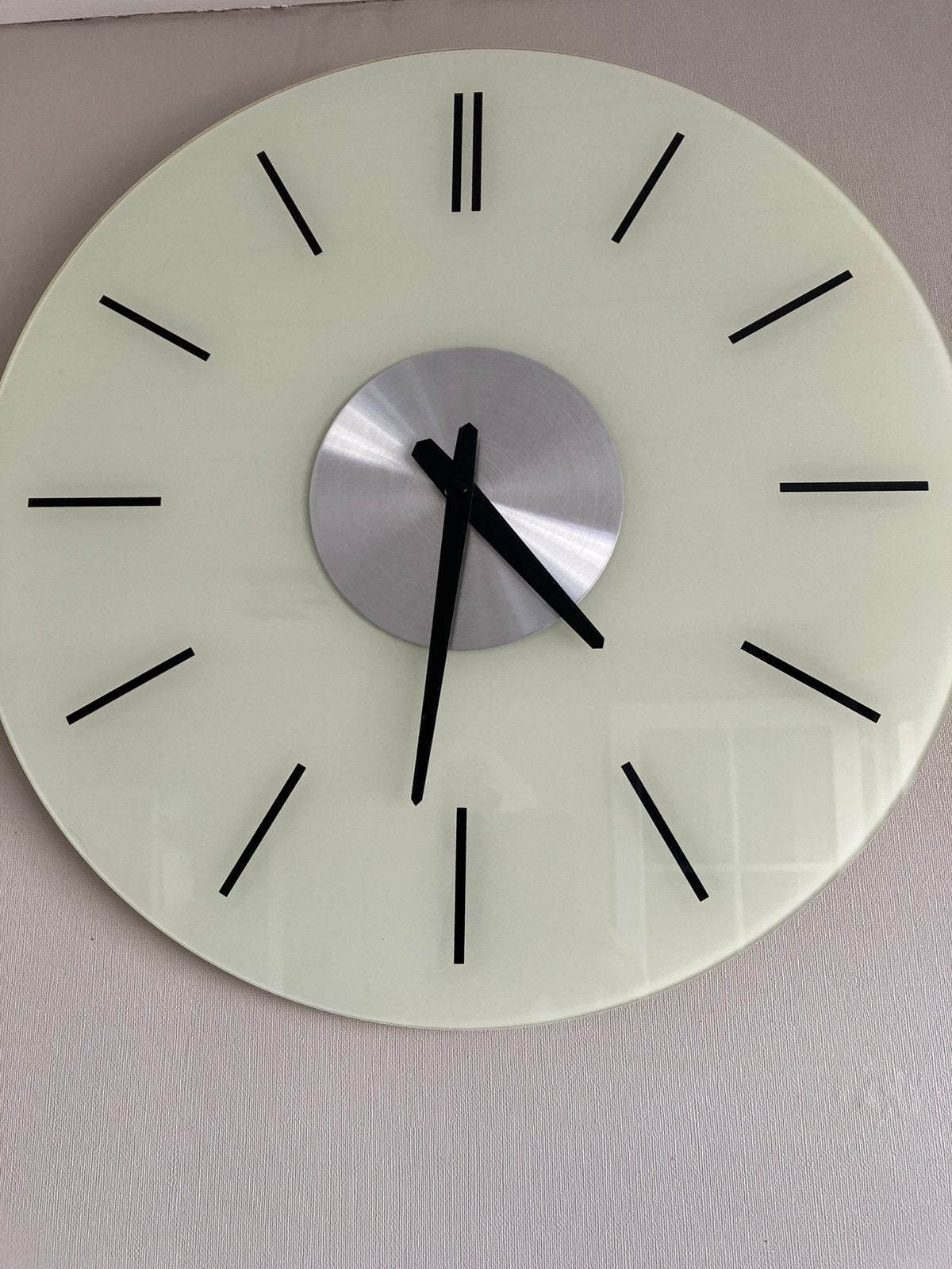 Grote wandklok glas 49 cm, Huis en Inrichting, Woonaccessoires | Klokken, Ophalen, Zo goed als nieuw, Werkt op batterijen, Wandklok