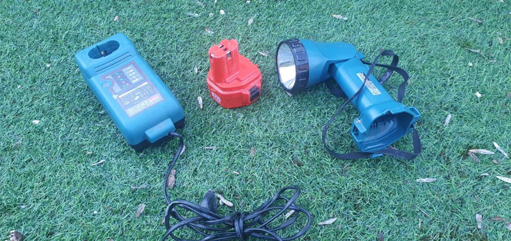 Lampe de poche Makita ML120 avec chargeur DC1414F et batteri, Enlèvement ou Envoi