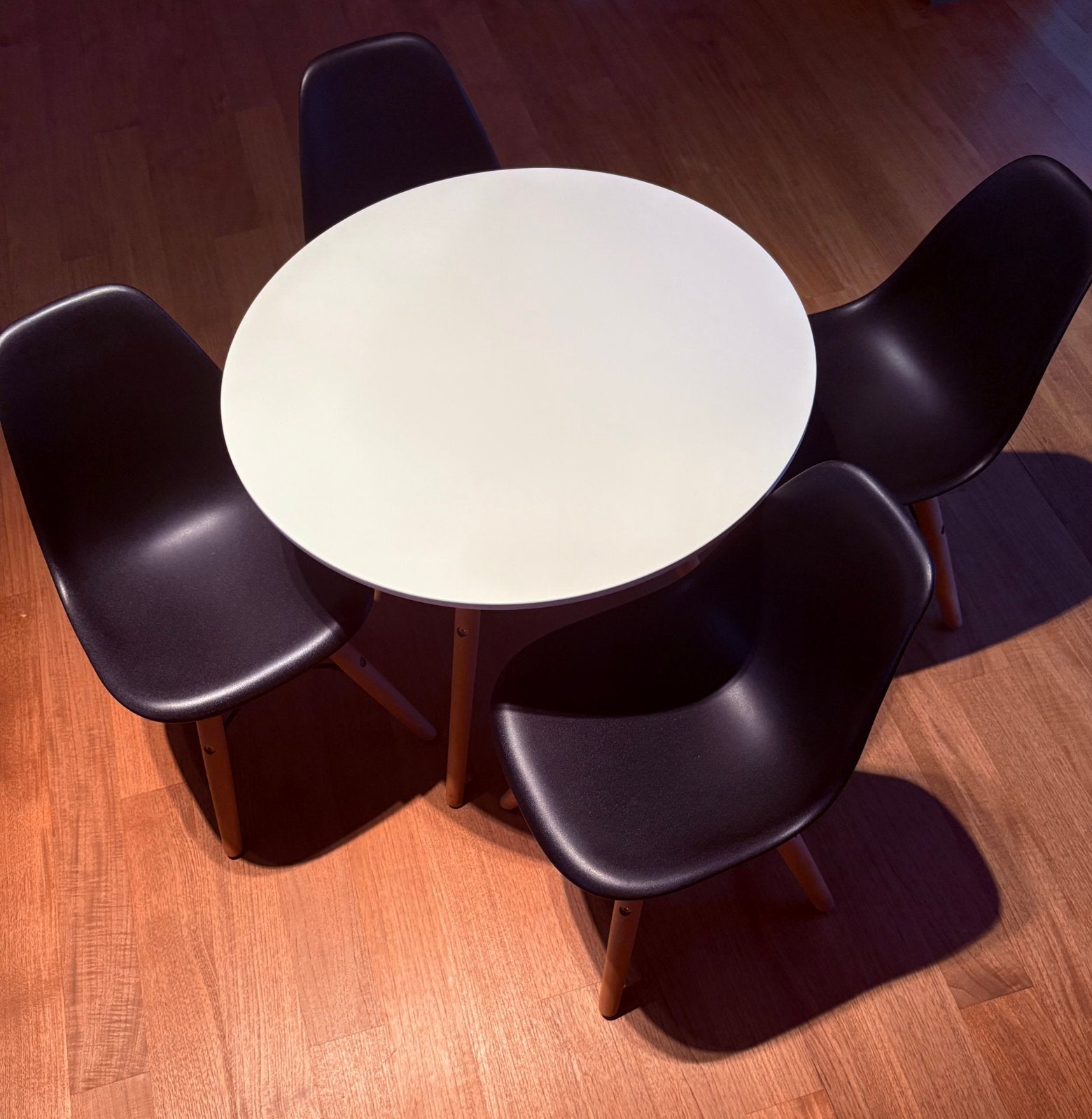 Kindertafel en 4 kinderstoelen, Ophalen, Zo goed als nieuw