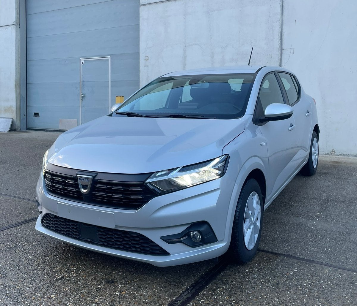 Dacia Sandero 1.0 TCe 90, Autos, Argent ou Gris, Achat, Entreprise, Entretenue par le concessionnaire
